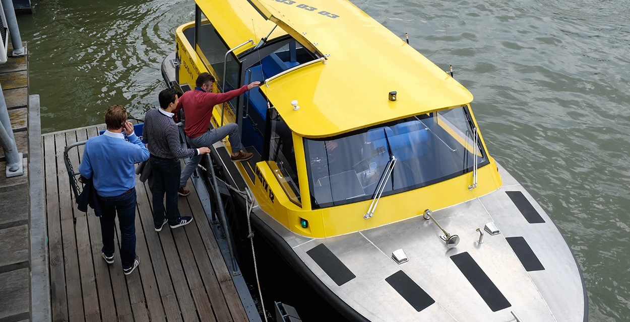 Photo of a group people stepping into a taxi from Watertaxi Rotterdam