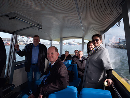 Foto van een groep mensen in een taxi van Watertaxi Rotterdam